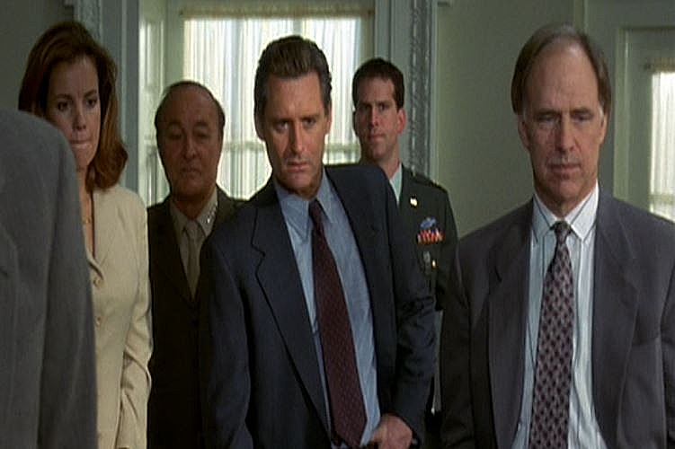 INDEPENDENCE-DAY-ROBERT-PINE-PRESIDENT-1-FOTORr.jpg
