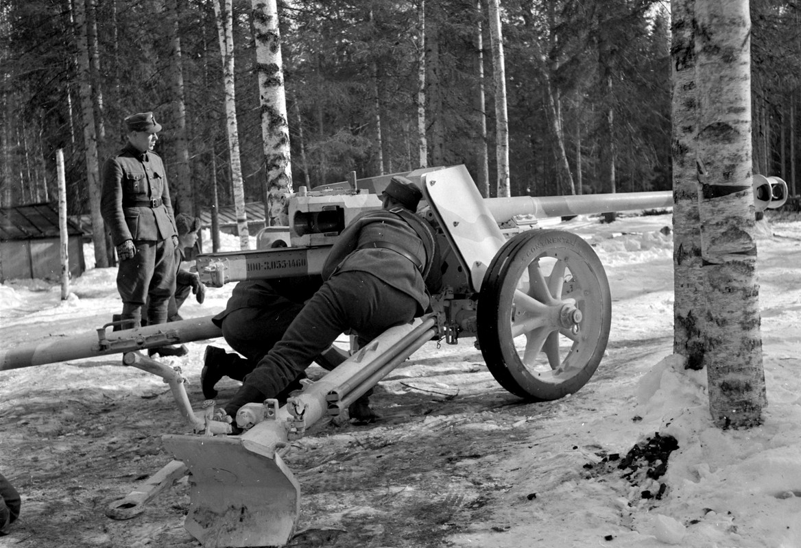 Расчет финской 75-мм противотанковой пушки PaK-40 немецкого производства во время учений..
