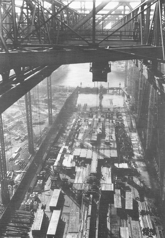 Arsenaux allemands - Page 2 B-Cuirass-H-en-construction-au-chantier-naval-Blohm-und-Voss-Hambourg-Allemagne-28-juillet-1939