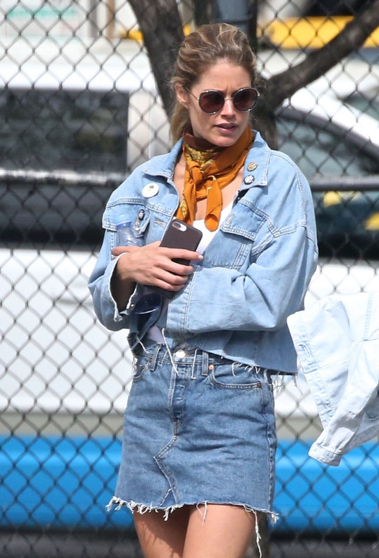 doutzen-kroes-in-denim-skirt-at-a-park-in-new-york-05-07-2018-1
