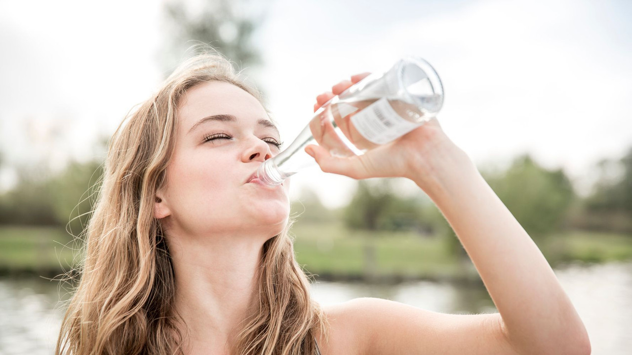 ¿Qué pasa si tomas un vaso de agua antes de ir a dormir?