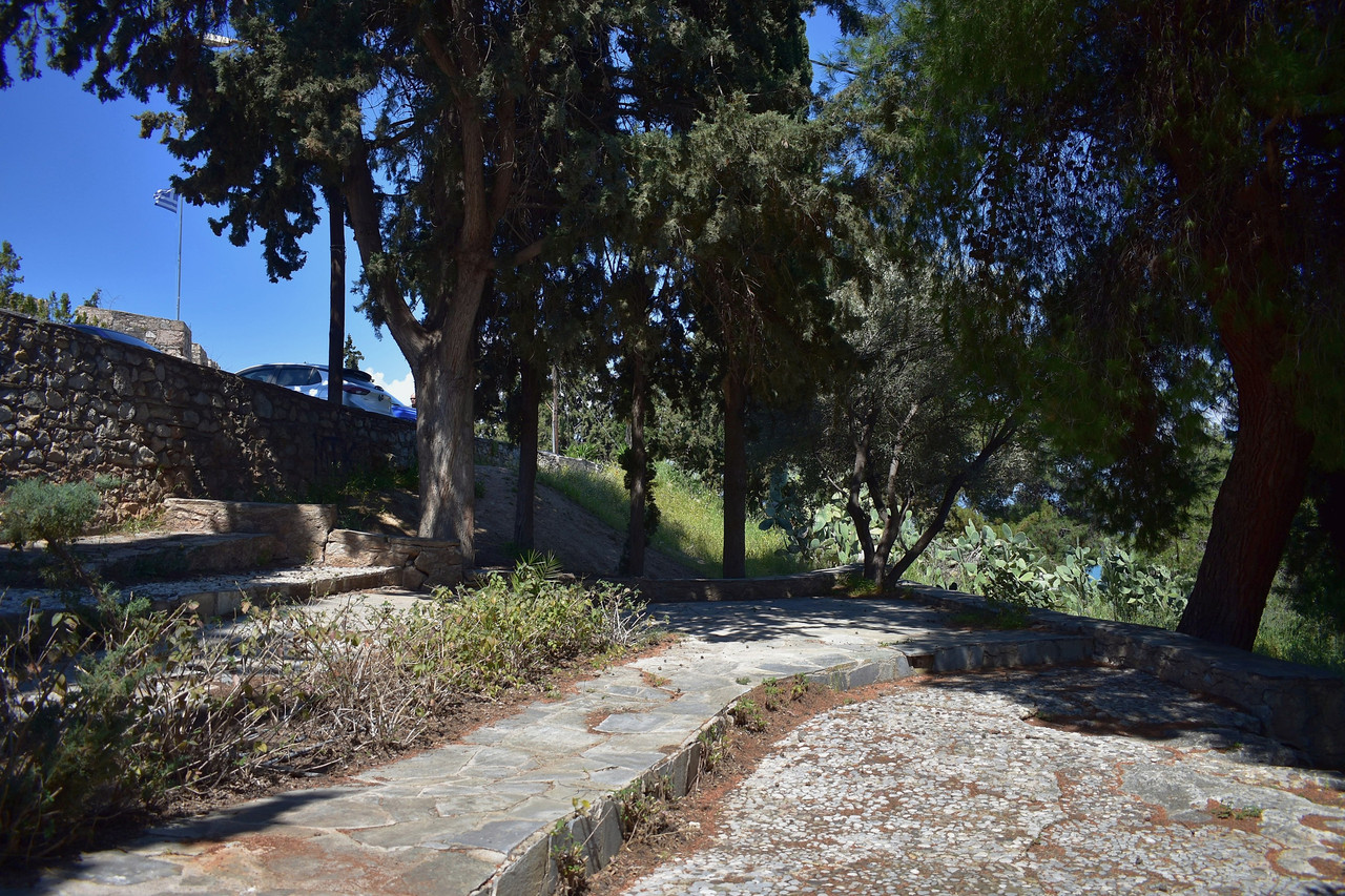 Ο τάφος του ποιητή Γιάννη Σκαρίμπα (6)