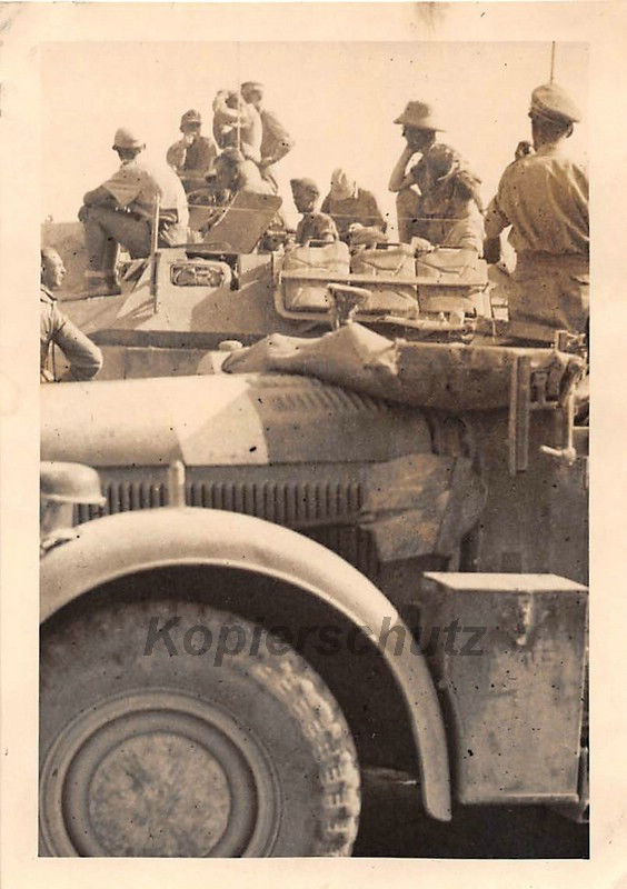 DAK Soldaten auf Schützenpanzer Tobruk Libyen