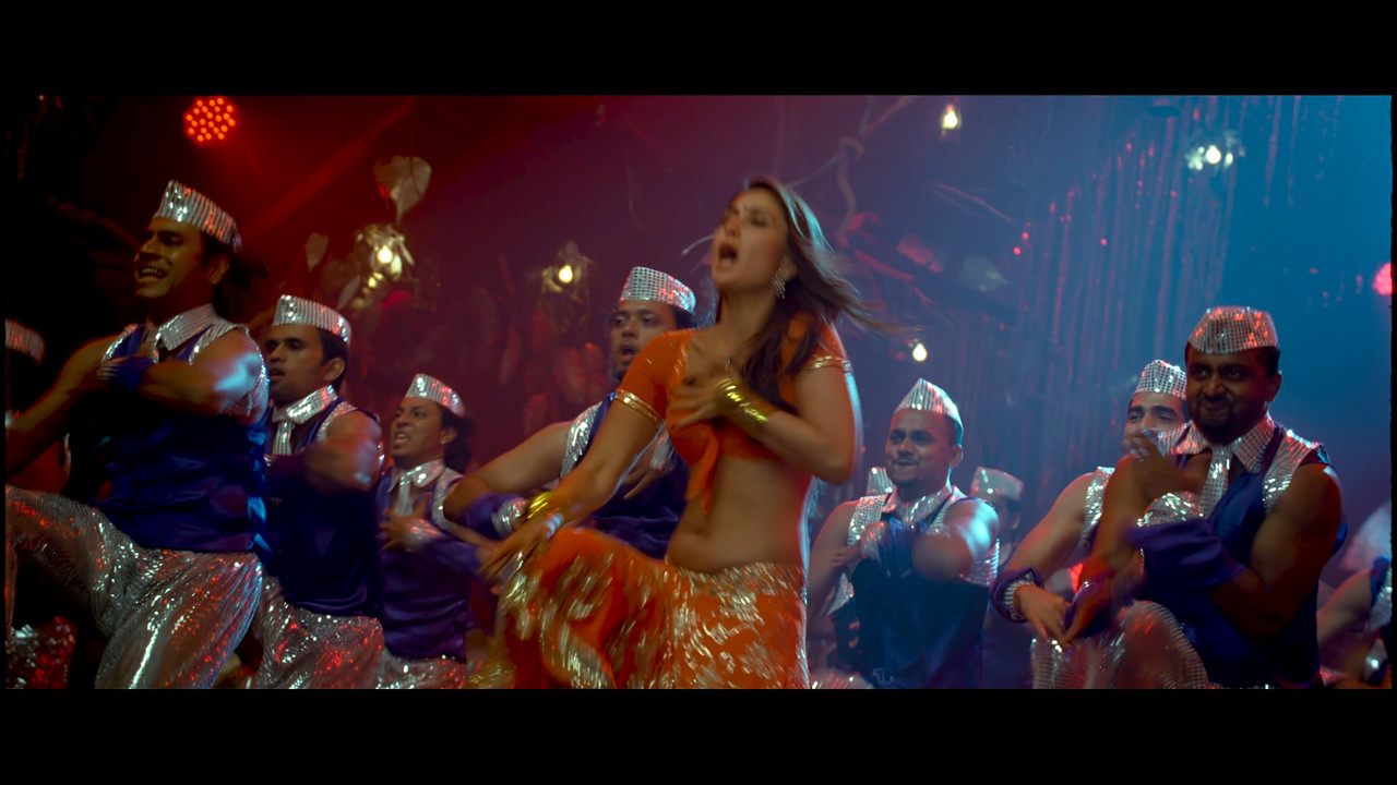 [Image: Kareena-Kapoor-Hot-Halkat-Jawani-From-He...-43-02.jpg]