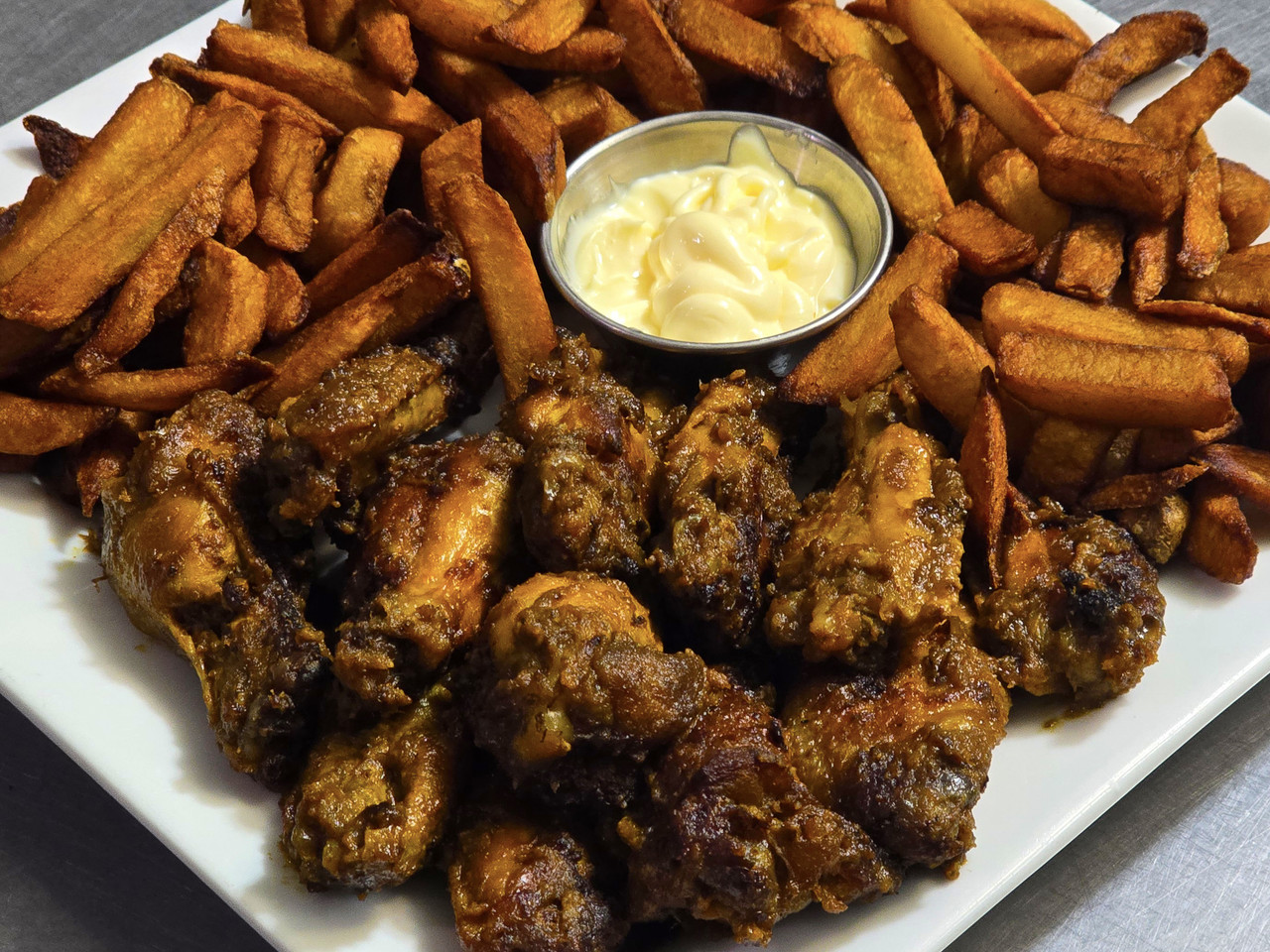 ailes de poulet et frites / plate of wings and fries