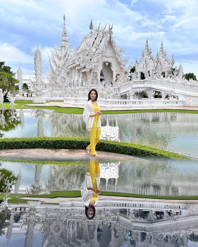 Pesona kecantikan Natasha Wilona saat menikmati momen liburan di negeri gajah, Thailand.