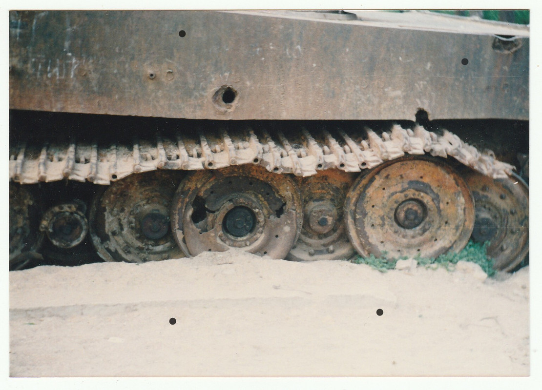 Panzer VI Tiger I letzte Ausführung Abgeschossen 1945 Wrack Fotos 1980 (3)
