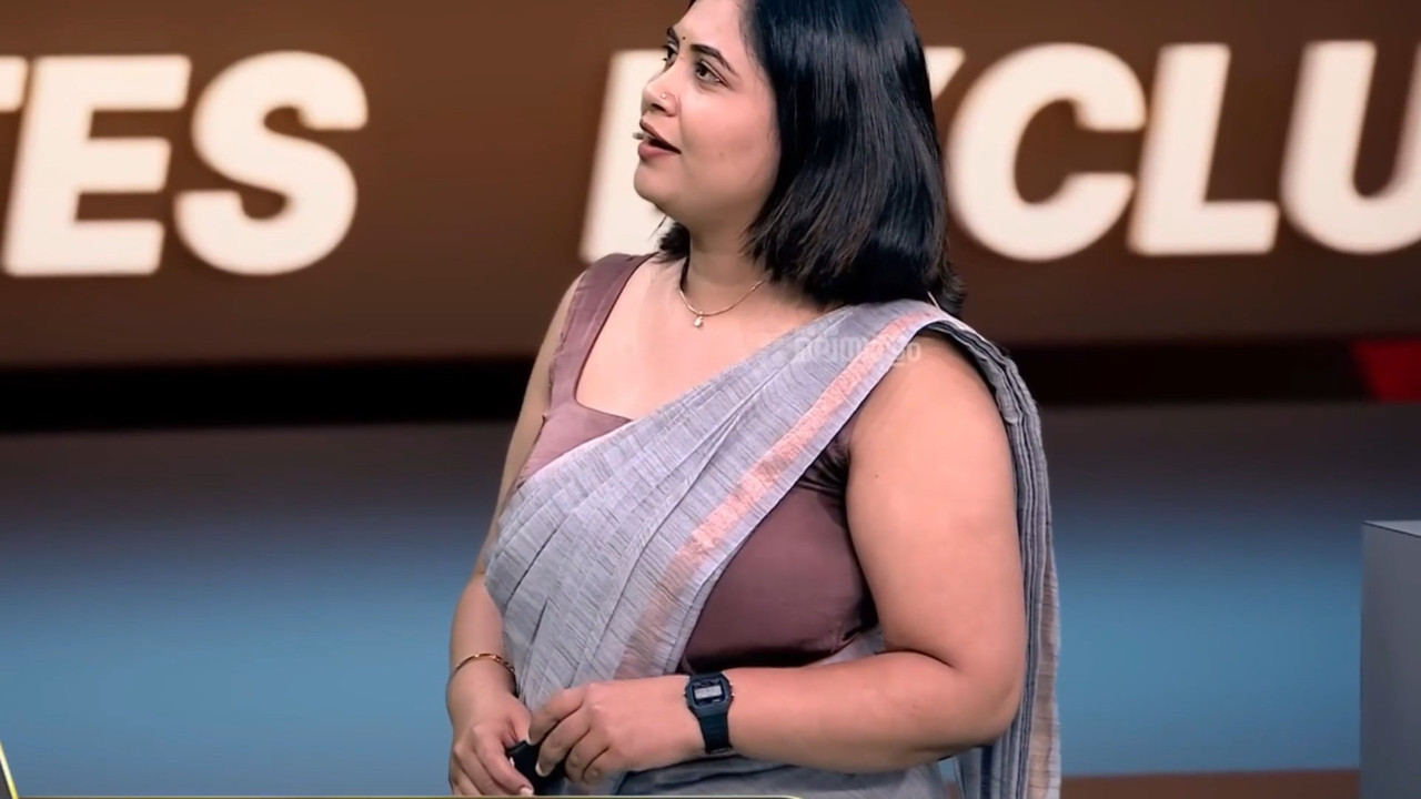 News Reader Sethu Lakshmi Sexy Huge Boobs in Saree and other Costumes mp4 snapshot 02 47 258