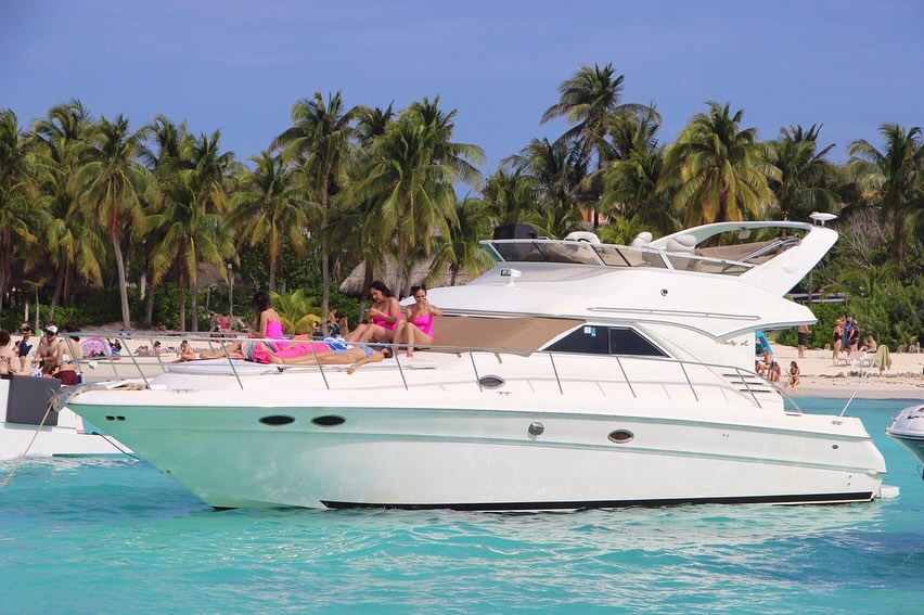 University 46 ft private yacht charter Cancun - Additional luxury features and premium boat rental amenities