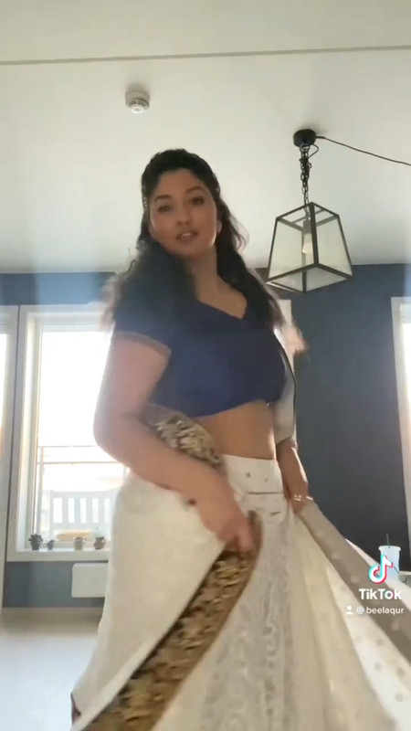 Hot indian lady sexy navel in black blouse and white saree.mp4_snapshot_00.09.671