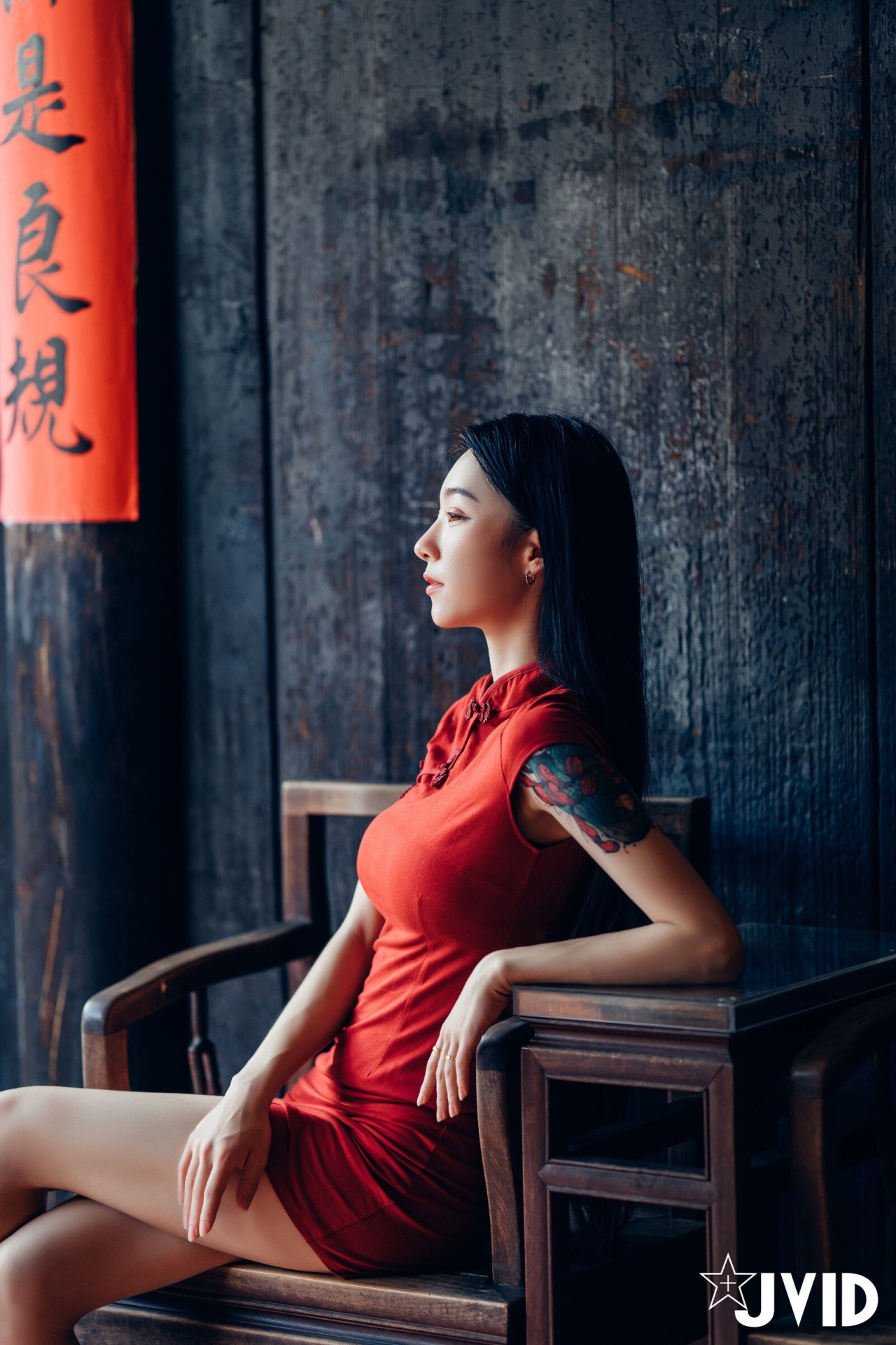 jvid 露出 色色旗袍写真，复古窗边的红衣纹身女孩插图8