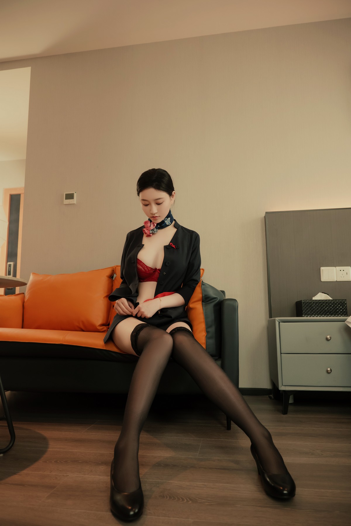 年年nnian 空姐制服酒店主题写真 职业装诱惑图集插图2