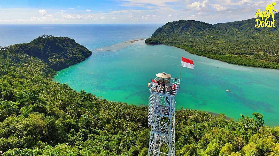 Mercusuar Tanjung Bobo memberikan sensasi pemandangan Jailolo yang luar biasa indahnya dari ketinggian.