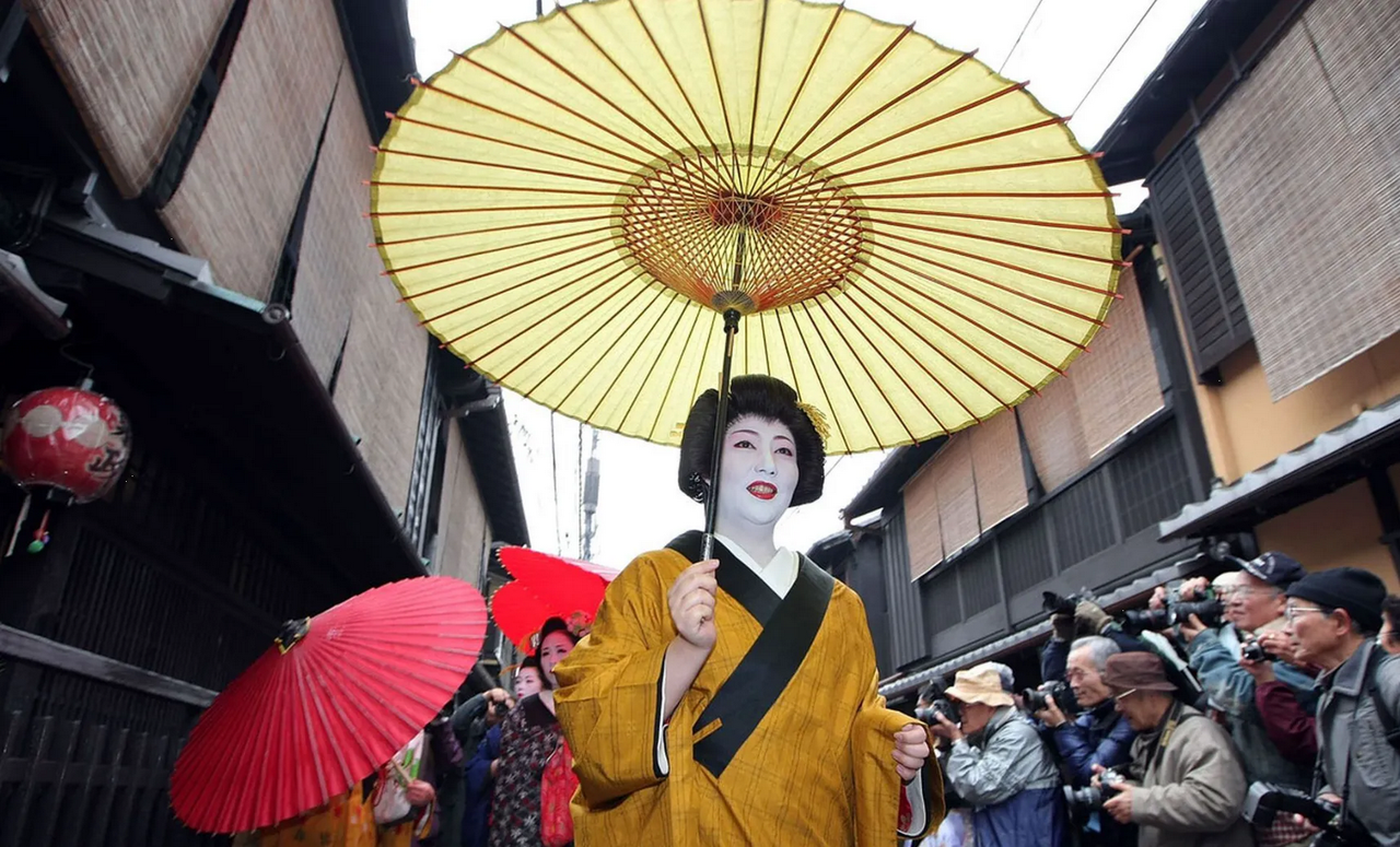 Turistas en Japón son vetados del barrio de geishas: ya no podrán visitarlas