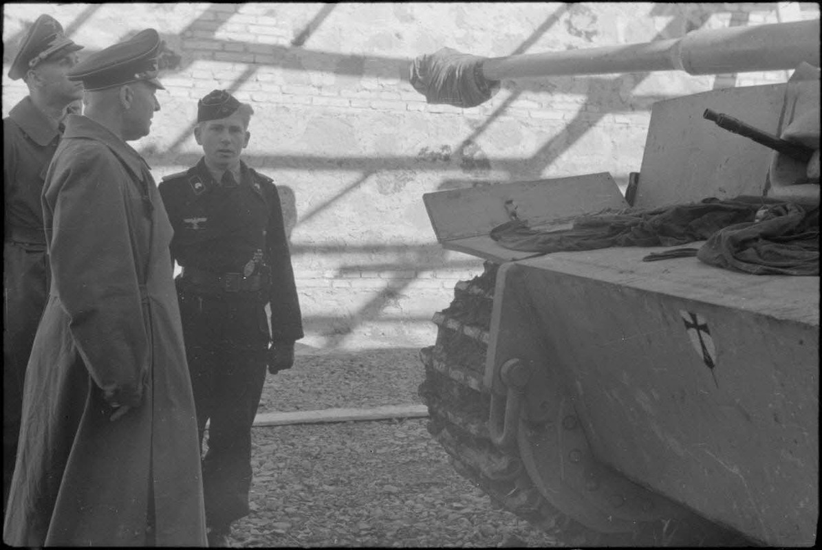 Le général des troupes aéroportées (General der Flieger) Kurt Student inspecte un blindé Panzer VI T