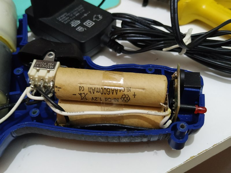 Como troquei bateria recarregável NiCd de parafusadeira pela de Lítio Parafusadeira-1