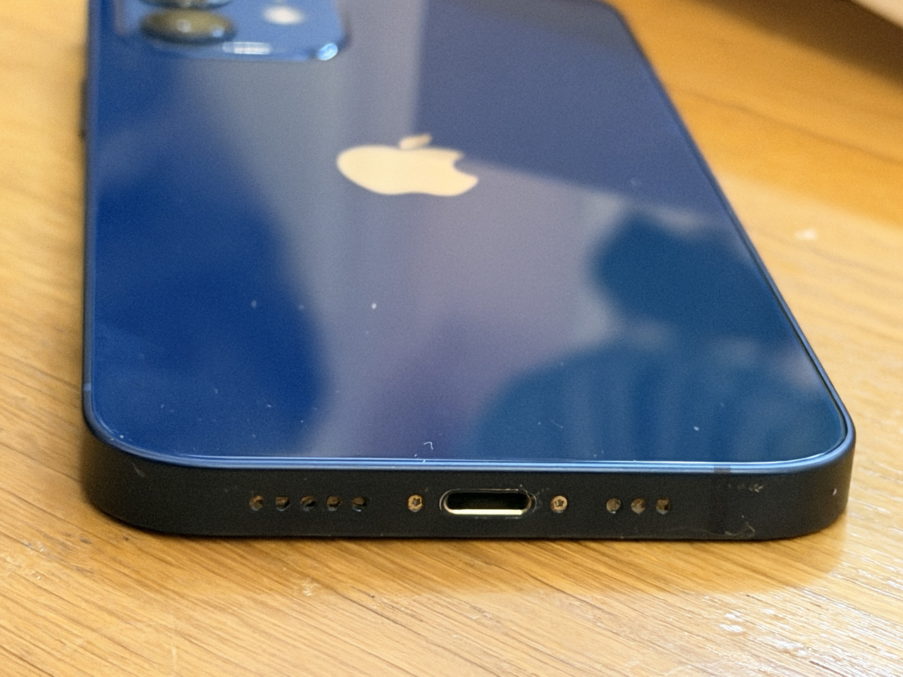 Unterkante mit Lightning-Anschluss