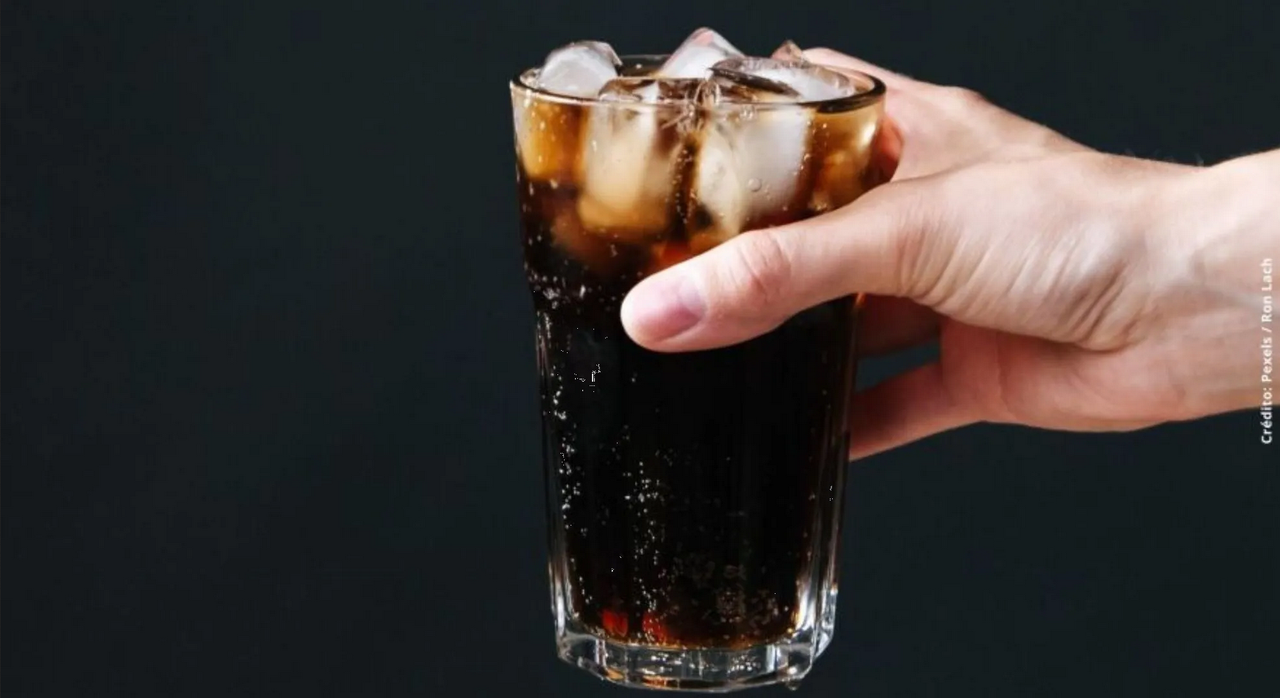 ¡Dile adiós a los refrescos sin gas! Truco casero para mantener la efervescencia por días