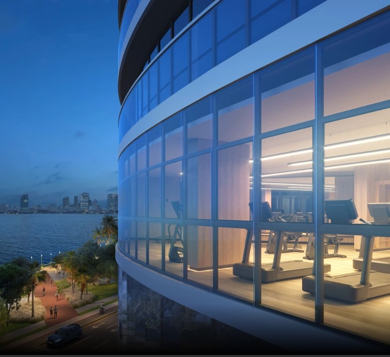 Academia equipada com vista para o skyline do Recife