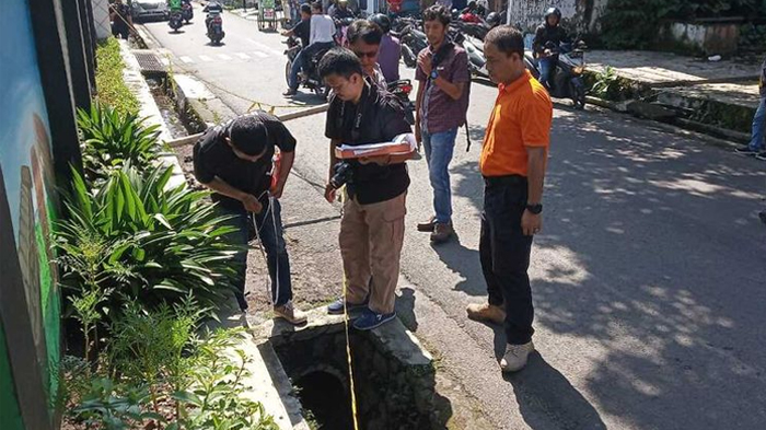 Tim Inafis Satreskrim Polres Tasikmalaya Kota sedang olah TKP penemuan mayat di gorong-gorong sekolahnya, Selasa (28/2/2020).