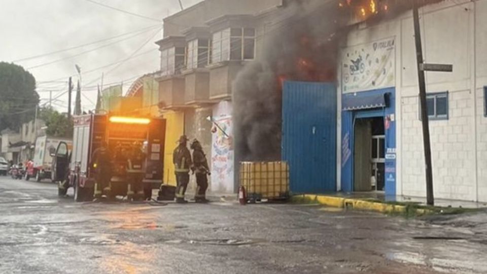 Bomberos de la CDMX logran controlar incendio en bodega de aceites en Iztapalapa