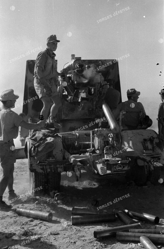 Un canon de 8,8 cm FlaK tire en position, attelée à son avant-train.3