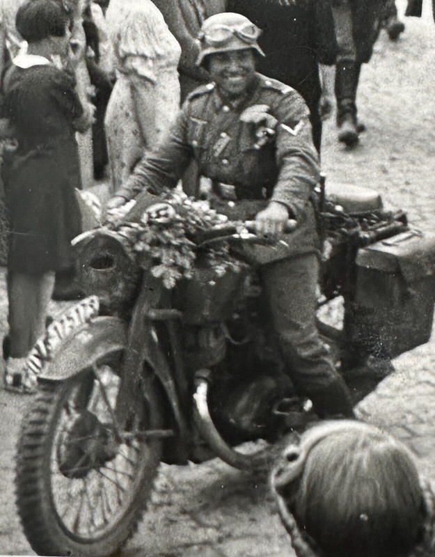 Foto WH Marschiert Motorrad Kradmelder -Oos Baden Zugführer Ltn Großmann 1940