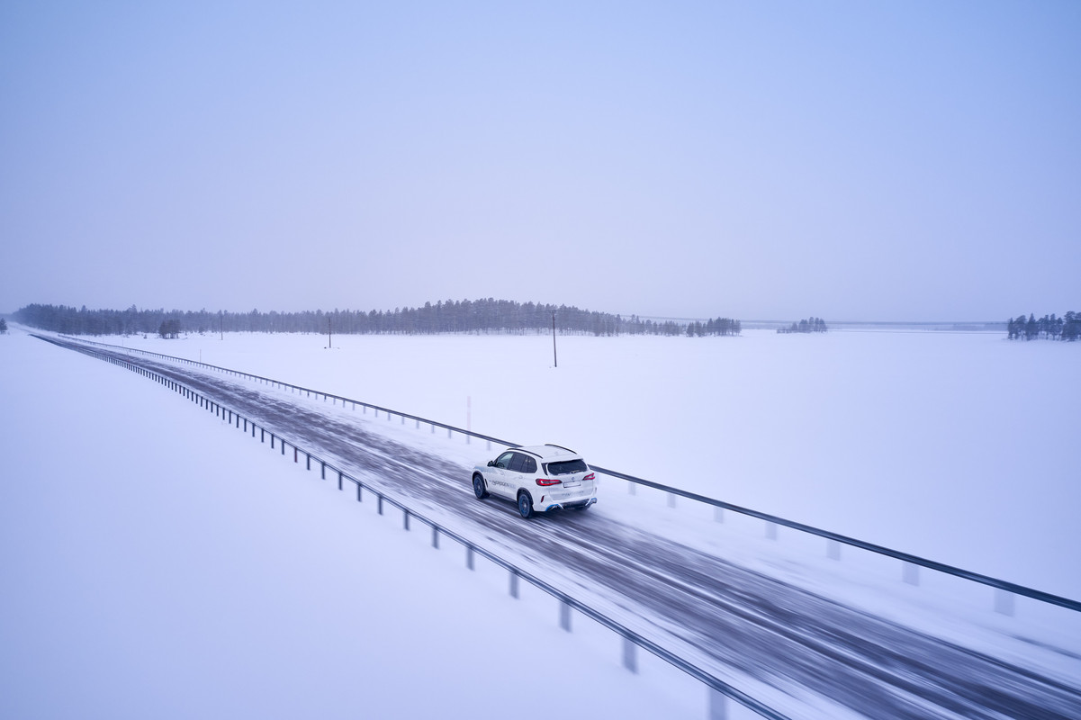 P90453414_highRes_bmw-ix5-hydrogen-win