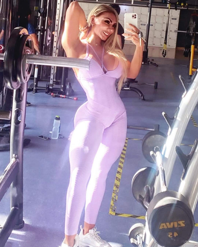 La polémica en redes por la forma de vestir de la mamá modelo