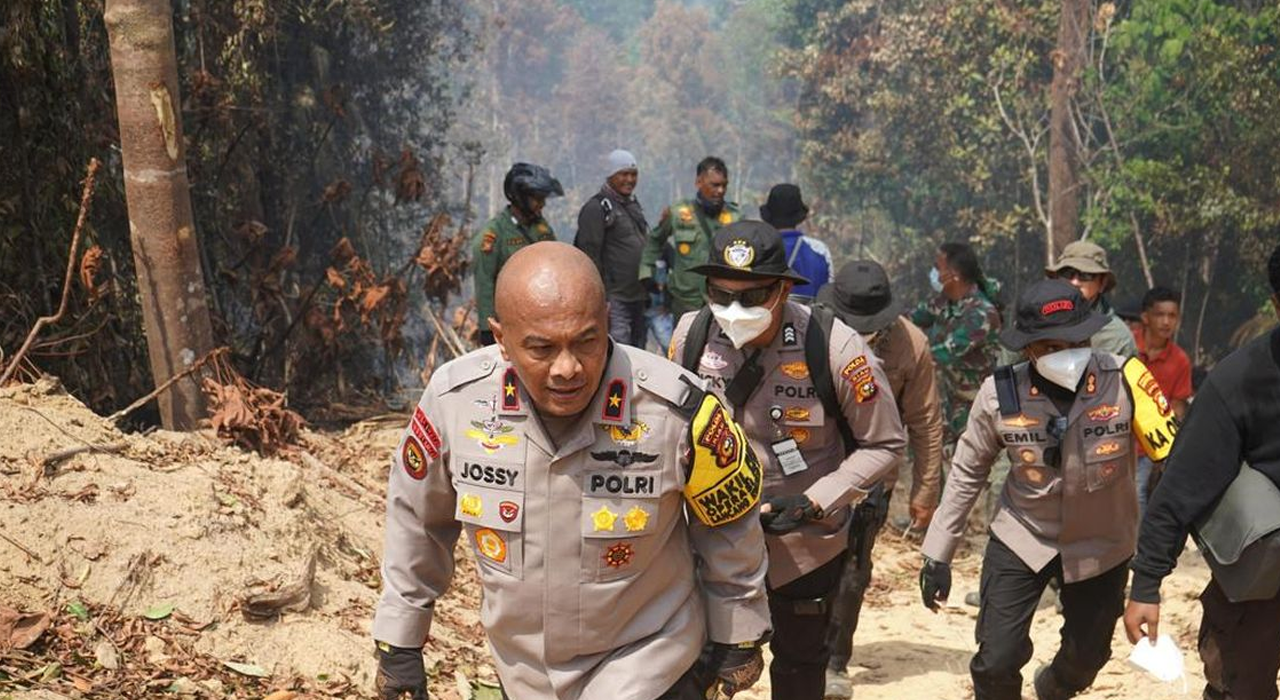 Wakapolda Riau dan Bupati Memimpin Pemadaman Karhutla di Rokan Hulu