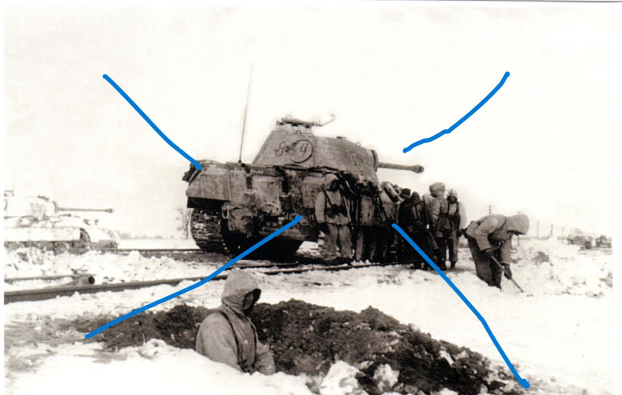 Foto Deutsche Soldaten in Wintertarn mit Panther-Panzer im Osten WW2