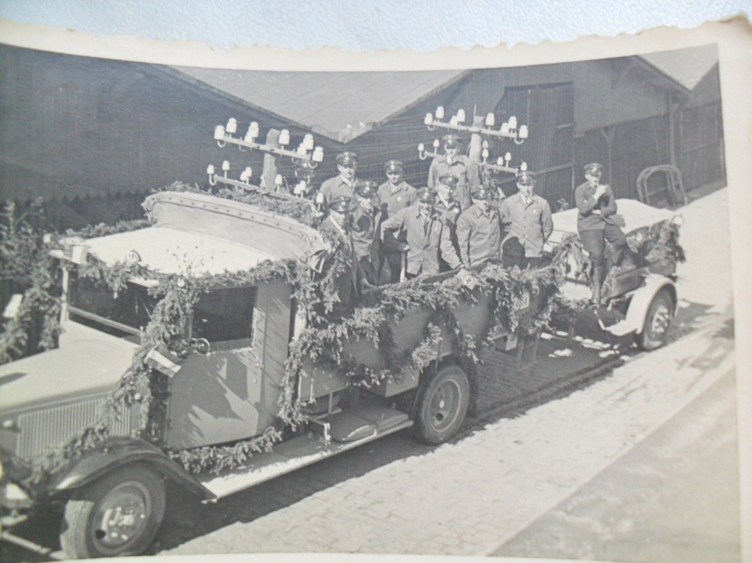 LKW der Wehrmacht geschmückt beim Umzug.