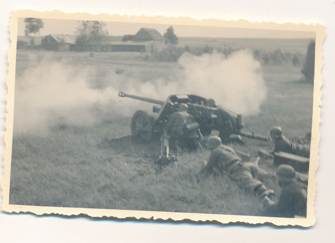 2.WK Kameraden mit Geschütz Kanone