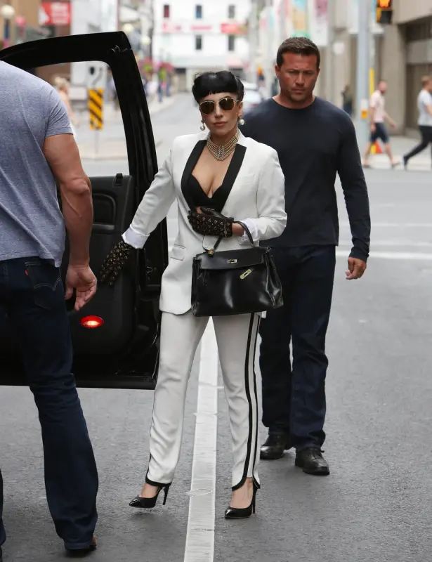 7-6-14-Leaving-a-Starbucks-Coffee-in-Ont