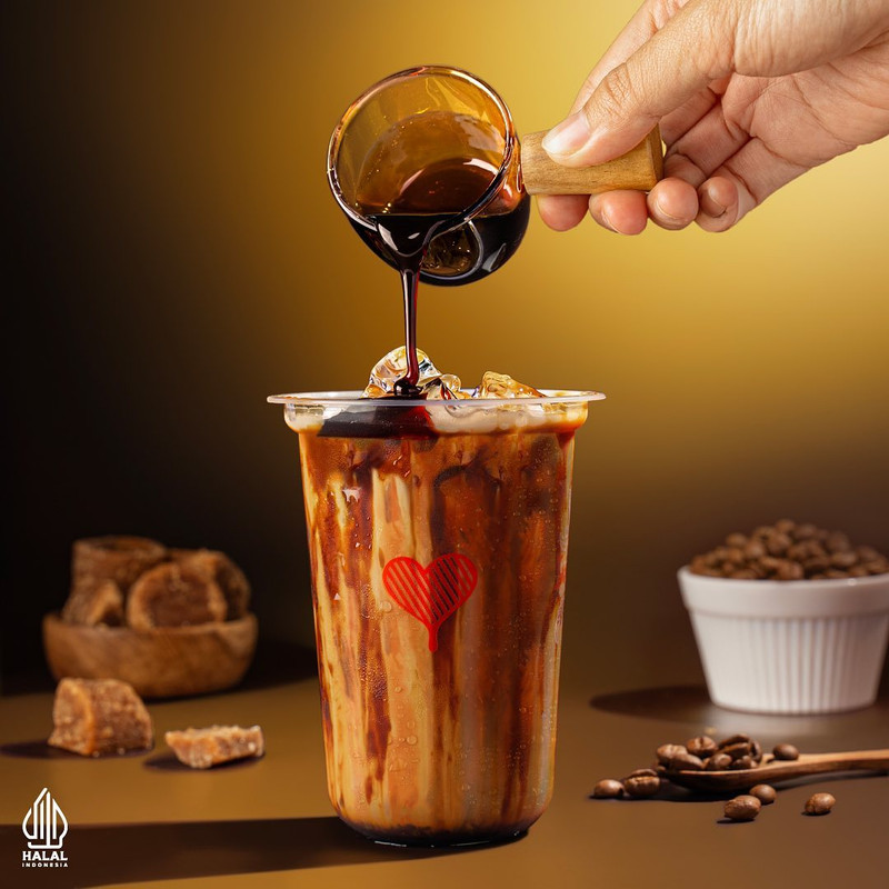 Gelas kopi dengan latar hitam-putih