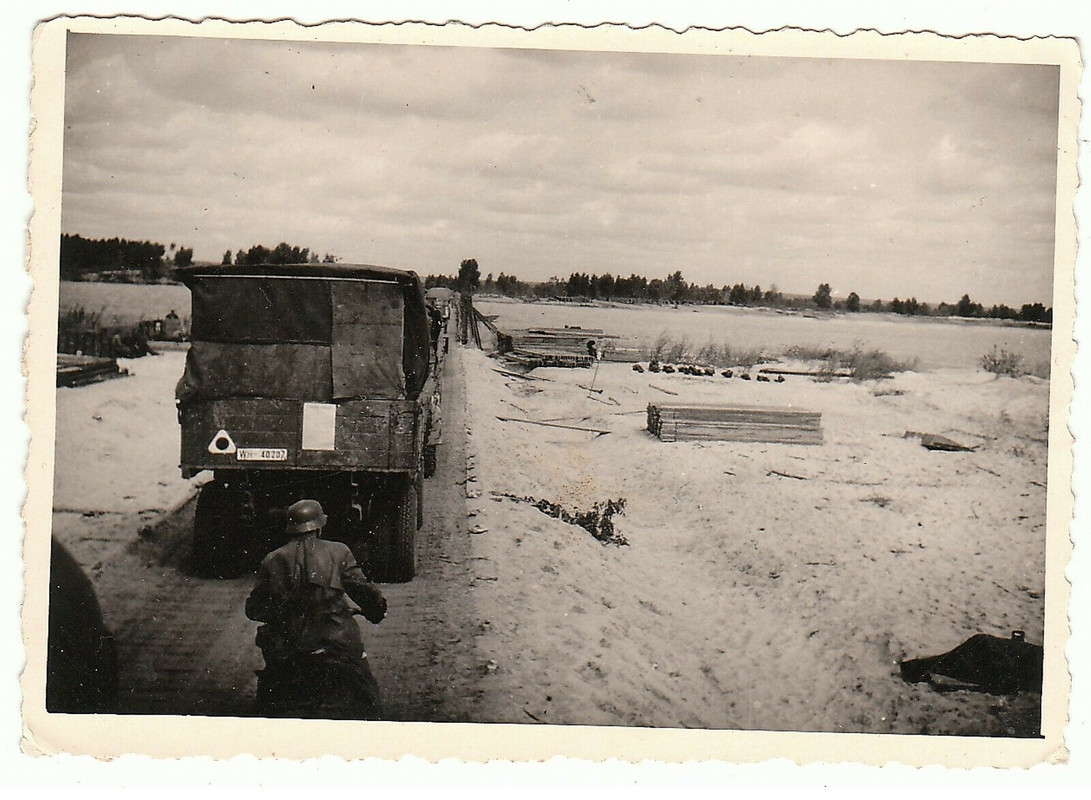 Foto-Kradmelder Motorrad im LKW Konvoi vor Pontonbrücke Kradschütze Polen