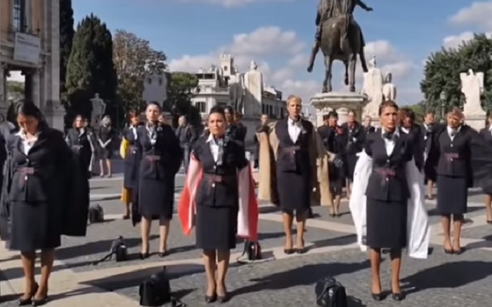 Sekelompok mantan pramugari maskapai Alitalia terlihat kompak melakukan aksi flash mob.
