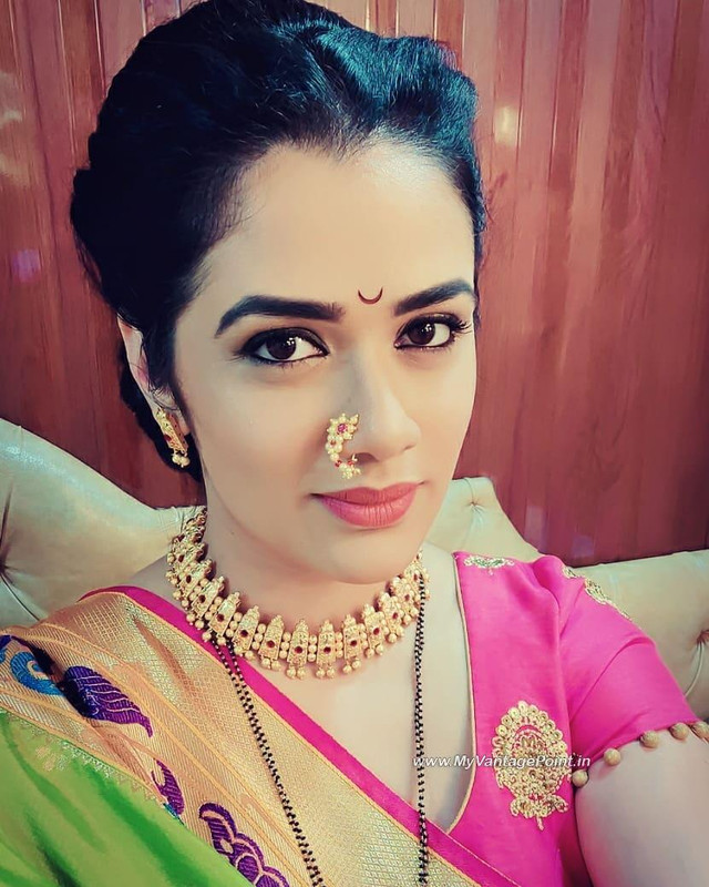 13-Marathi-Mulgi-Girija-Oak-Godbole-Photos-Wallpapers-in-Traditional-Look-My-Vantage-Point