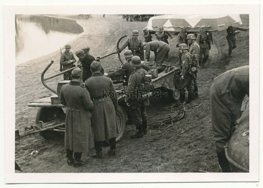 ! Foto Pioniere der Wehrmacht am Sonderanhänger für Sturmboote Sd. Anhänger