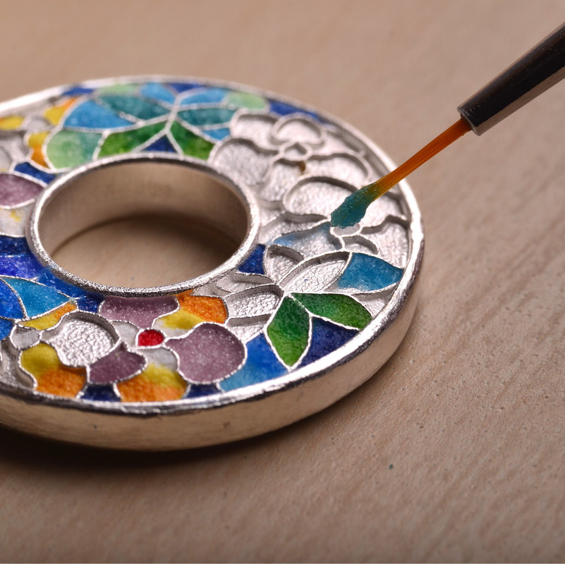 სხვადასხვა ფერის მინანქრის ფხვნილები პატარა ჭურჭელში - ლურჯი, მწვანე და წითელი