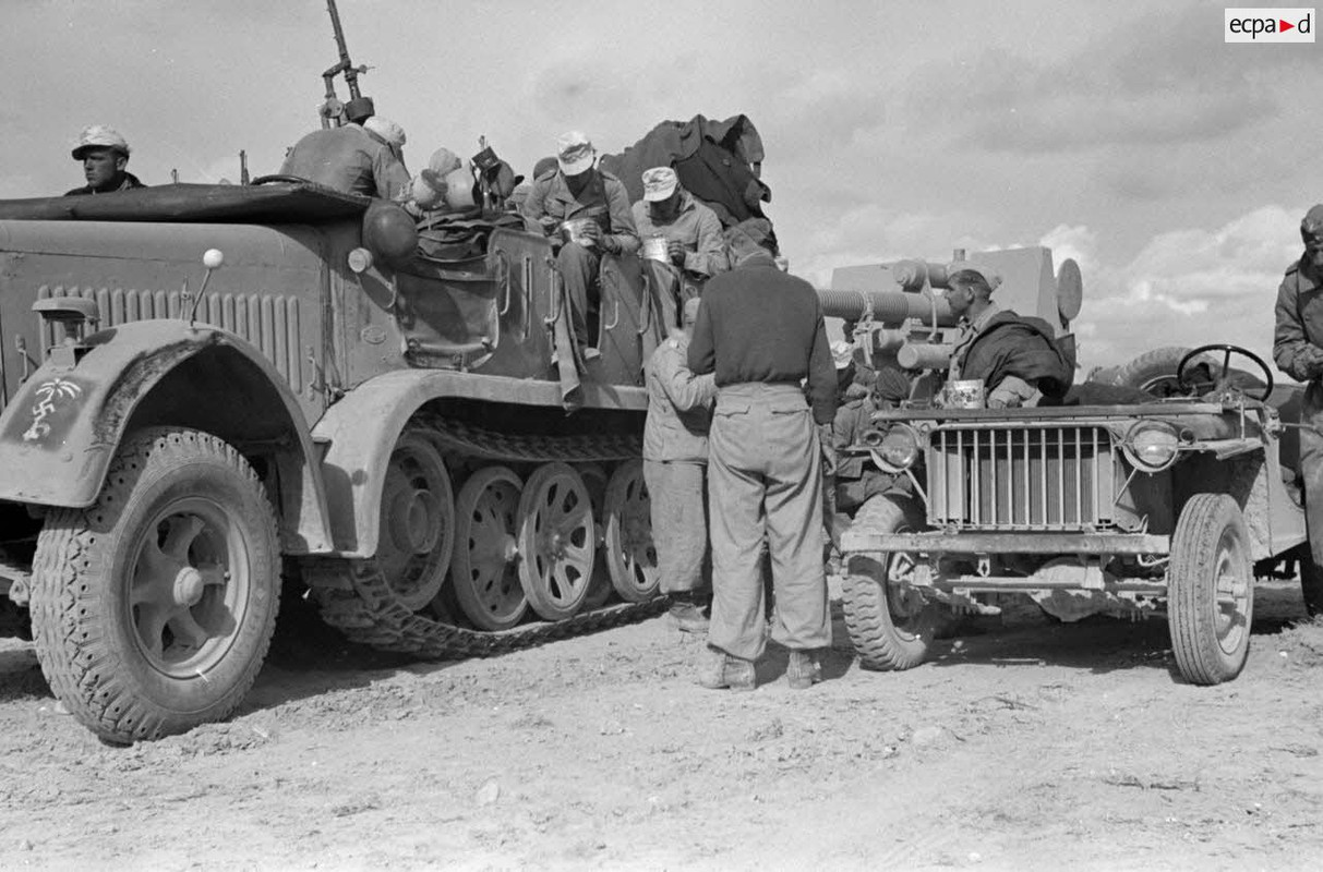 Une jeep Bantam (40 BRC) capturée est utilisée par des artilleurs de la FlaK