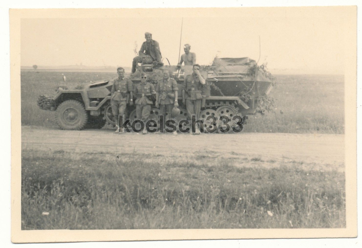 Foto Grenadiere mit Schützenpanzer Halbkette Ost