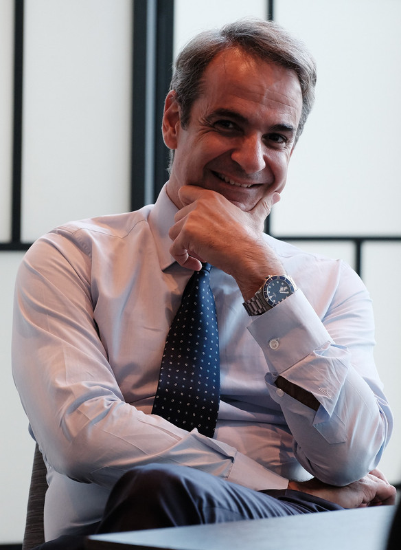 1495px-Kyriakos_Mitsotakis,_5_October_2021_(cropped)