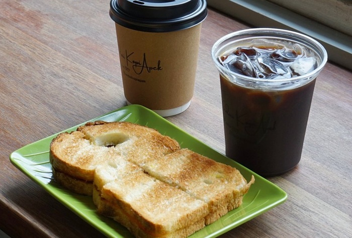 Hidangan roti dan kopi di Kedai Kopi Apek, Medan, Sumut.