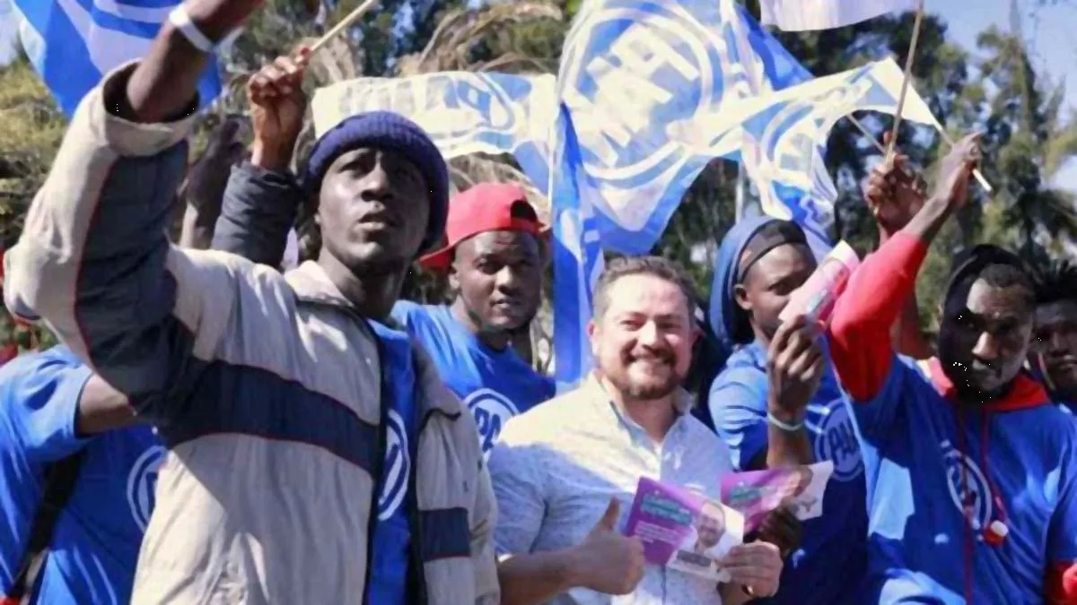 Migrantes haitianos son acarreados a cierre de precampaña de Santiago Taboada