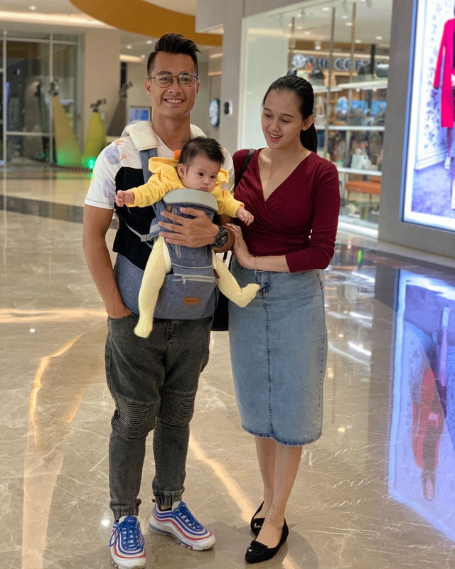 Eza Geonino dan keluarganya.