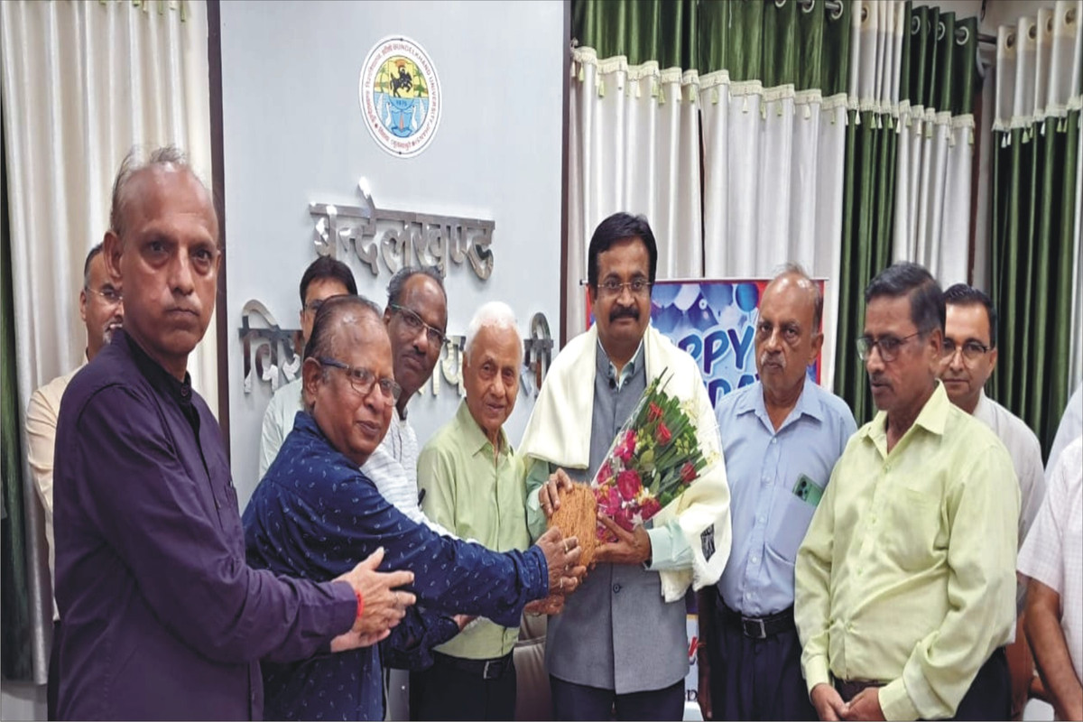 शिक्षक दिवस की पूर्व संध्या पर कुलपति प्रो. मुकेश पाण्डेय को किया सम्मानित