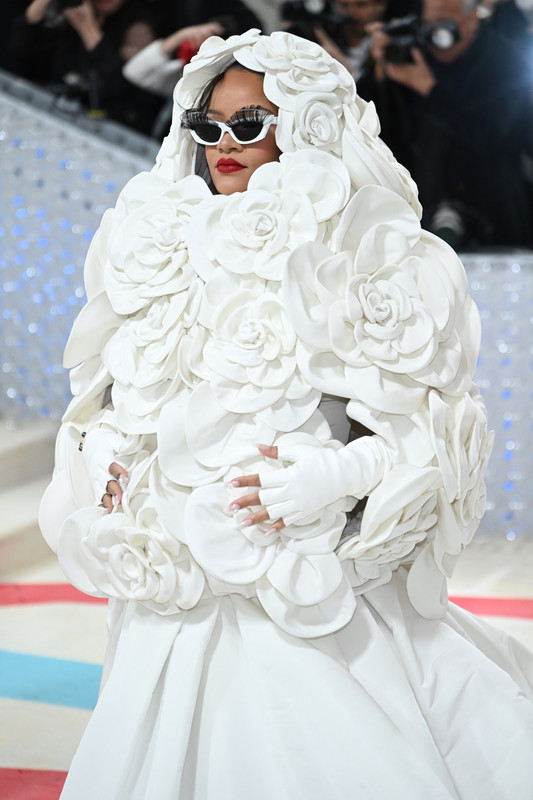 Met Gala 2023, Rihanna e le altre star in Valentino Met Gala 2023, Rihanna e le altre star in Valentino