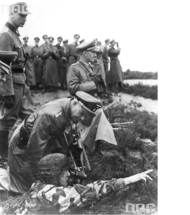 El SS Reichsführer Heinrich Himmler con un soldado de la 14ª Waffen Grenadier Division SS