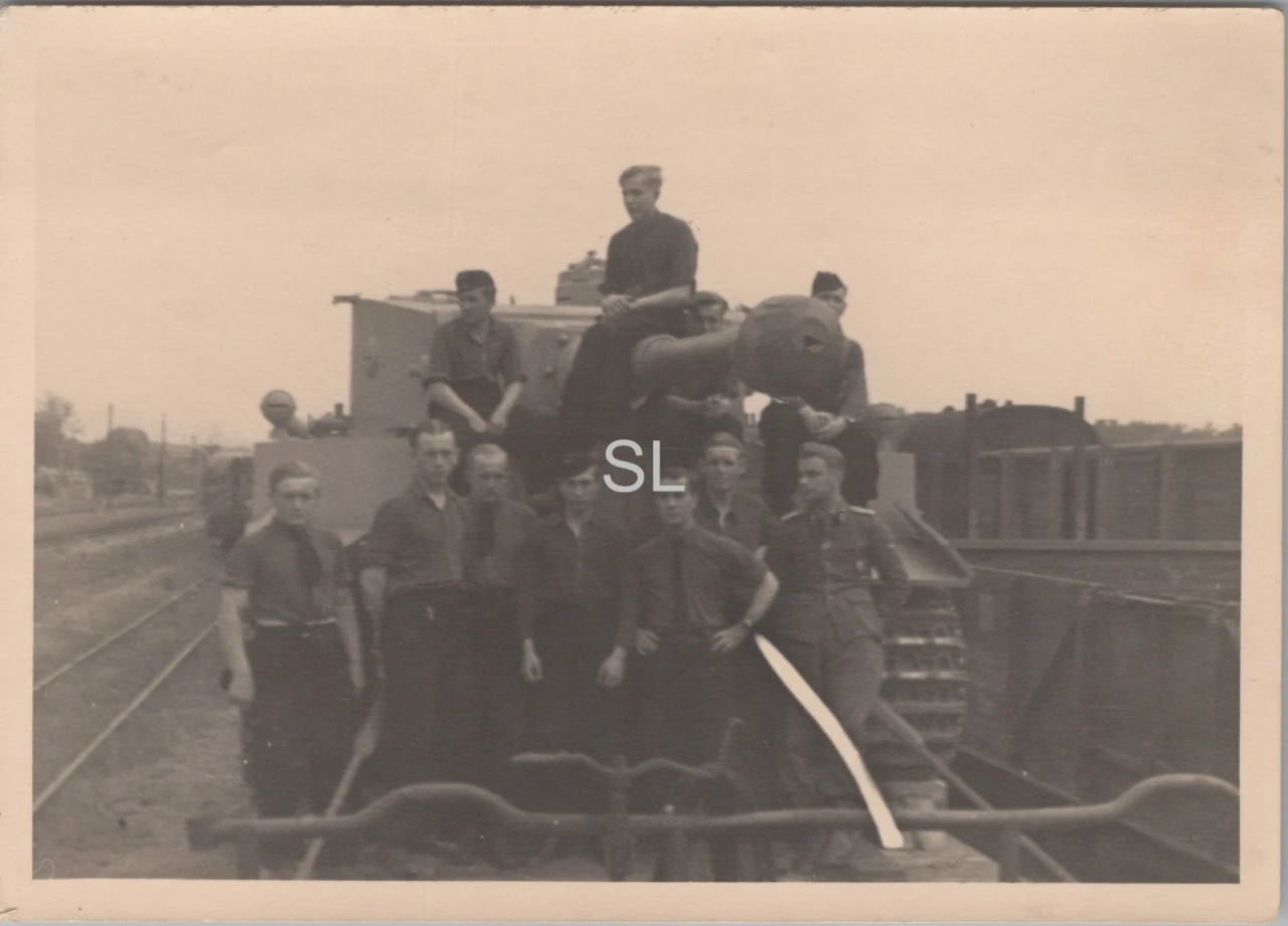 Foto Schwere Panzer Abteilung Transport Panzer VI Tiger FRA 1943 44 (MBF 99) (1)